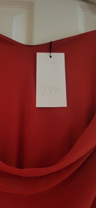 Vestido escote corazón rojo Zara