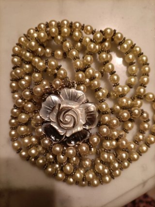 Collana perle vintage con fiore