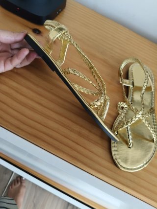 Sandalias doradas trenzadas