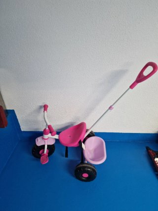 Triciclo infantil rosa con manillar