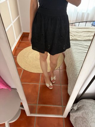Falda negra Stradivarius con detalles