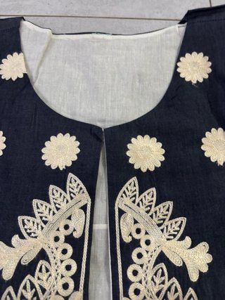 Blazer azul marino con bordado blanco