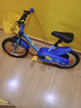 Bicicleta infantil azul con cesta