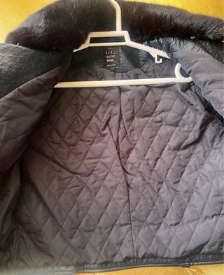 Chaqueta efecto piel Zara con cuello pelo