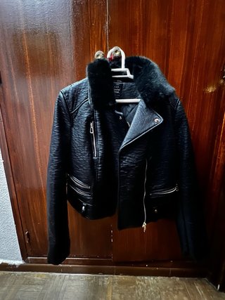 Chaqueta efecto piel Zara con cuello pelo