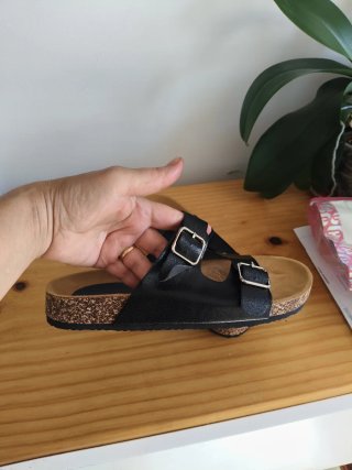 Chanclas ergonómicas negras y marrones