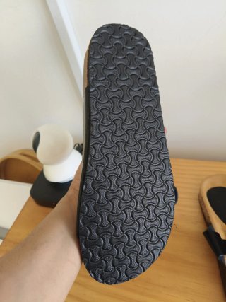 Chanclas ergonómicas negras y marrones