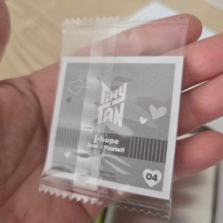 Caja metálica BTS J-Hope TinyTAN y sticker