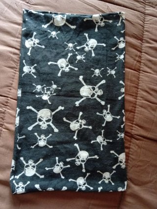 Cuello con estampado de calaveras