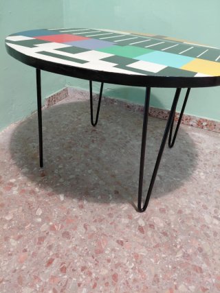 Mesa auxiliar redonda diseño retro