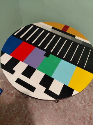 Mesa auxiliar redonda diseño retro