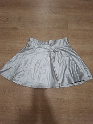 Camiseta tirantes y faldaplateada talla L