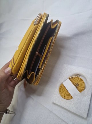Monedero amarillo con flores