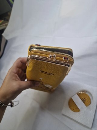 Monedero amarillo con flores
