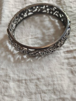 Pulsera beige y marrón.  Pulsera metálica con incr