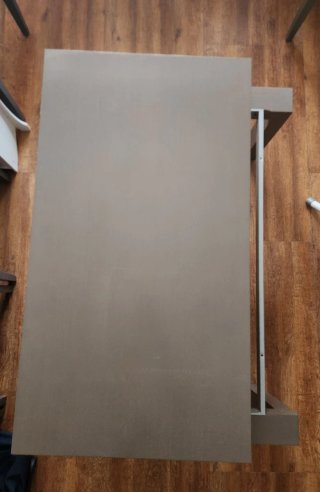 Sillas de comedor grises y mesa auxiliar