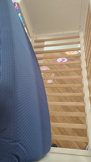 Cuna de bebé blanca con colchón