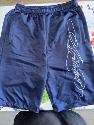 Pantalón corto azul con logo