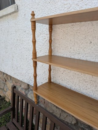 Estantería de madera con 3 baldas