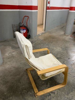 Sillón Ikea beige tela y madera