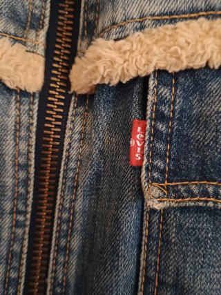Chaqueta Levi's  Talla L.Solo para las ISLAS!!!!