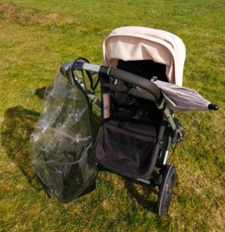 Carrito BUGABOO de bebé con plástico de lluvia