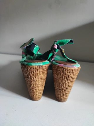 Sandalia cuña verde cuadros