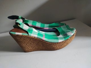 Sandalia cuña verde cuadros