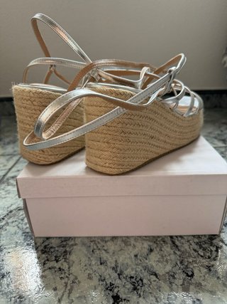 Sandalias Cuña Esparto Plateadas con Tiras Cruzada