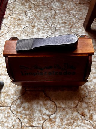 Limpiacalzados antiguo de madera