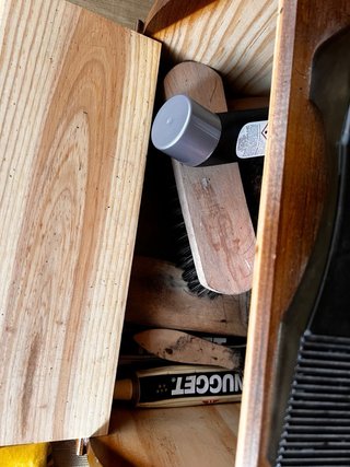 Limpiacalzados antiguo de madera