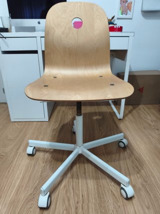 Silla de oficina madera y cojín marrón
