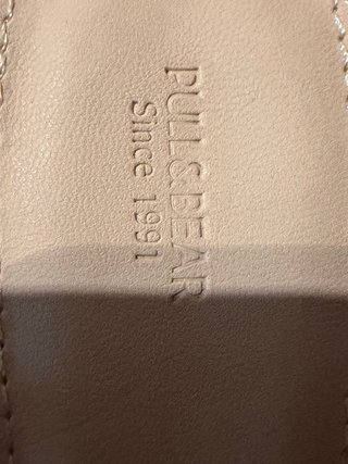 Sandalias de tacón beige con tiras