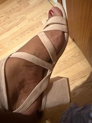 Sandalias de tacón beige con tiras
