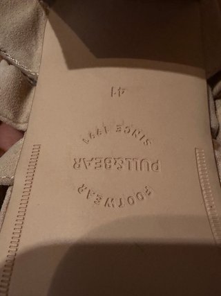 Sandalias de tacón beige con tiras