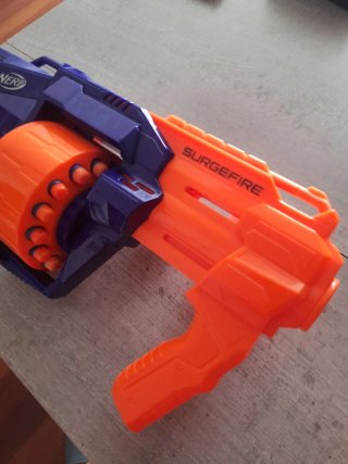 Nerf Surgefire + 55 balas + 5 objetivos