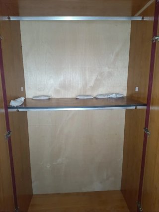 Armario de madera con puertas y baldas.