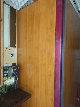 Armario de madera con puertas y baldas.