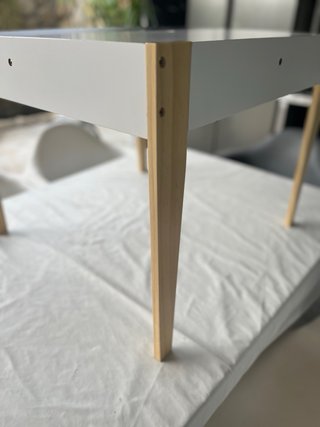 Mesa auxiliar blanca y madera