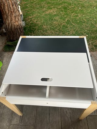 Mesa auxiliar blanca y madera