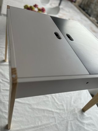 Mesa auxiliar blanca y madera