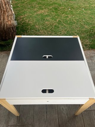 Mesa auxiliar blanca y madera