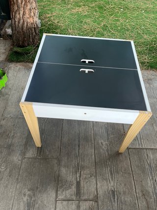 Mesa auxiliar blanca y madera