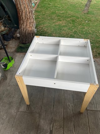 Mesa auxiliar blanca y madera