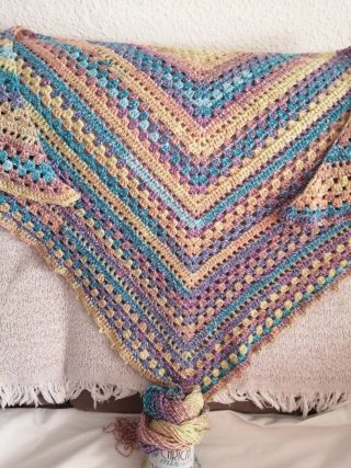 Mantón crochet lana