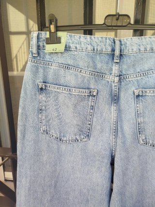 Jeans pata ancha. Tiro alto. A estrenar.