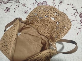 Bolso de esparto y pañuelo