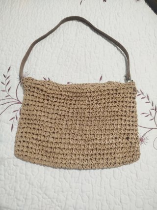 Bolso de esparto y pañuelo