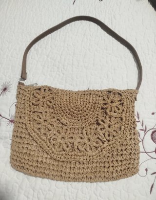 Bolso de esparto y pañuelo