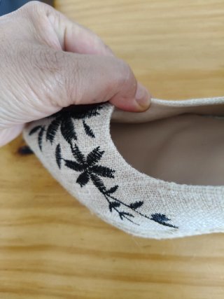Zapatos de cuña beige con bordado negro